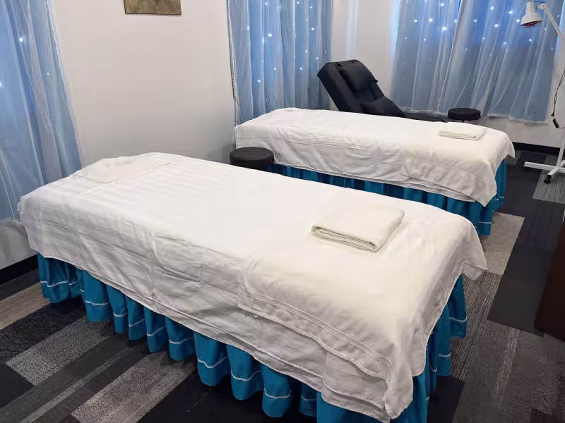 Moon Moon Massage & Spa (foot massage)